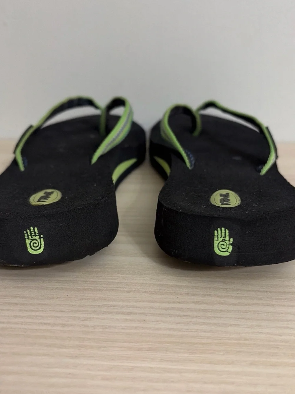 Teva women’s black/green flip flops size 6